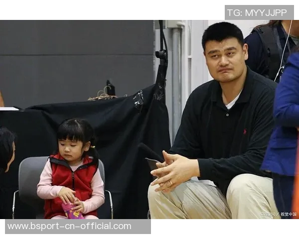 姚明撤板凳引发热议球场背后的故事与运动员的责任感