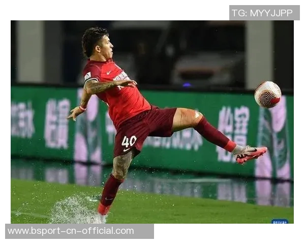 中超精彩对决那不勒斯险胜曼联帽子戏法引发争议判罚热议